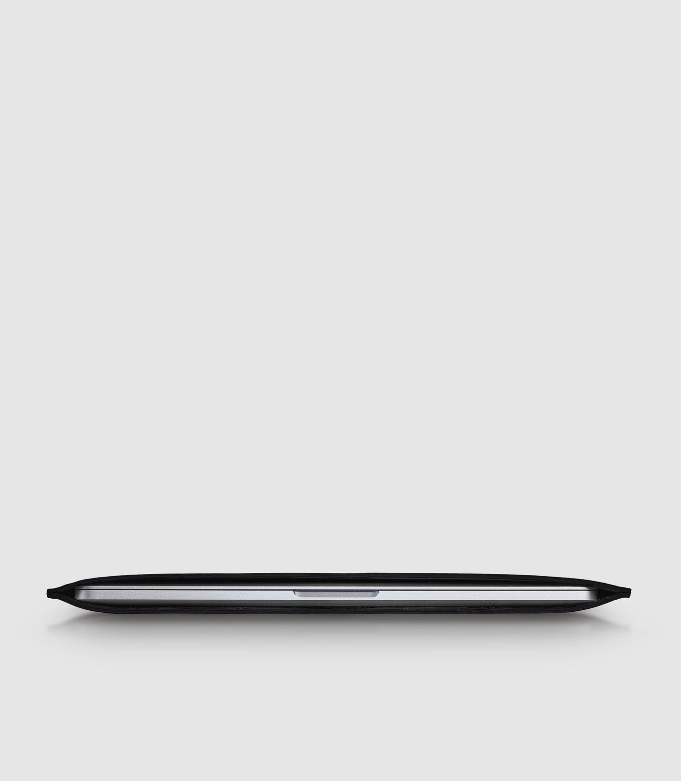 16" MacBook Lederhülle AVIOR Midnight Black